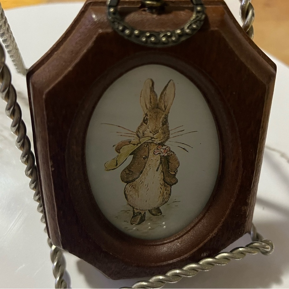 Vintage The Peter Rabbit Wooden Picture Frame with ornate hook, from the 80s. - Picture 5 of 6